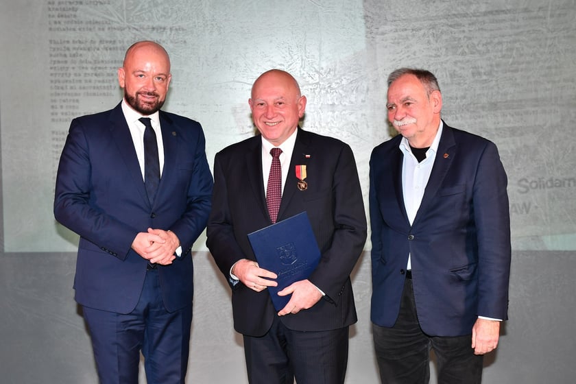 Uroczystość nadania odznak "Wrocław z wdzięcznością ? Wratislawia Grato Animo" działaczom Studenckiego Komitetu Solidarności we Wrocławiu