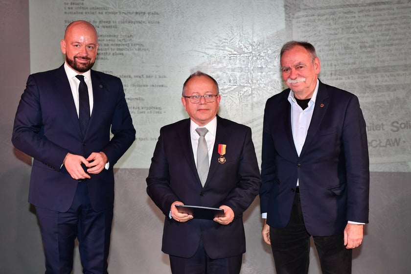 Uroczystość nadania odznak "Wrocław z wdzięcznością ? Wratislawia Grato Animo" działaczom Studenckiego Komitetu Solidarności we Wrocławiu