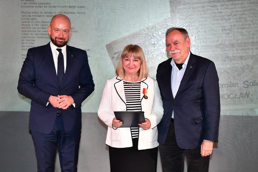 Uroczystość nadania odznak "Wrocław z wdzięcznością ? Wratislawia Grato Animo" działaczom Studenckiego Komitetu Solidarności we Wrocławiu