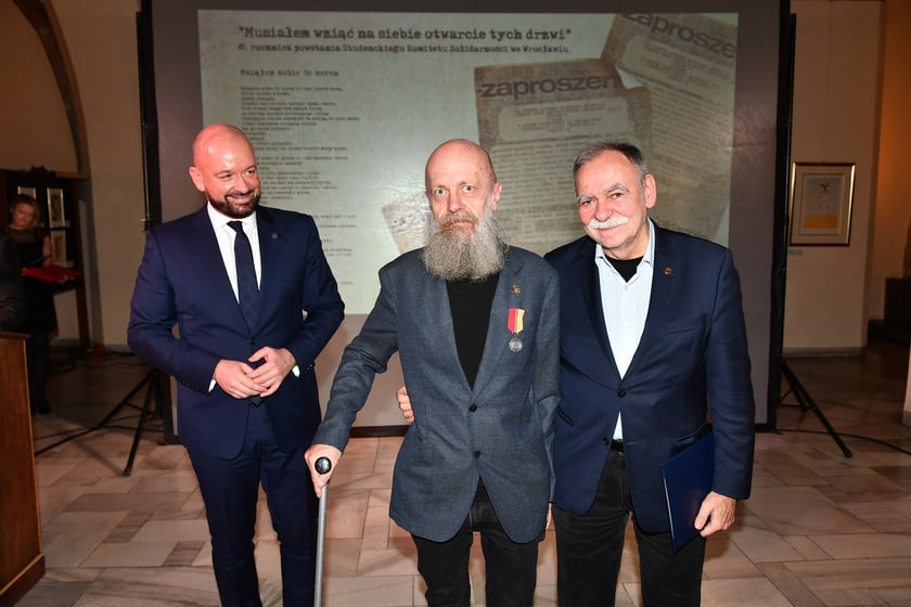 Uroczystość nadania odznak "Wrocław z wdzięcznością ? Wratislawia Grato Animo" działaczom Studenckiego Komitetu Solidarności we Wrocławiu