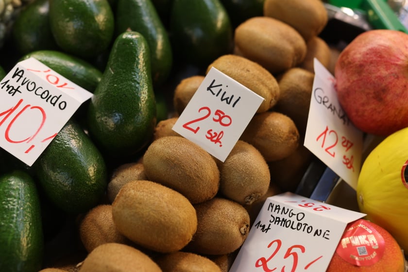 Na zdjęciu widać produkty, które możesz kupić na hali przy ul. Piaskowej oraz ich ceny