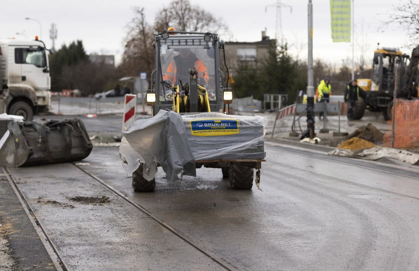 Na zdjęciu widać budowę linii autobusowo-tramwajowej na Nowy Dwór