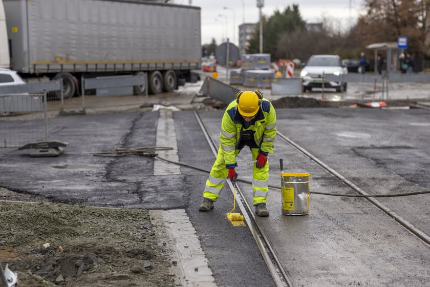 Na zdjęciu widać budowę linii autobusowo-tramwajowej na Nowy Dwór