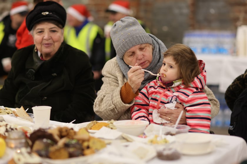 Na zdjęciu widać uczestników Wigilii Pełnej Ciepła w Czasoprzestrzen