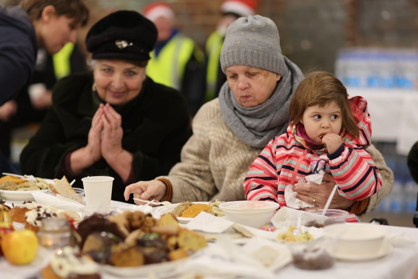 Na zdjęciu widać uczestników Wigilii Pełnej Ciepła w Czasoprzestrzen