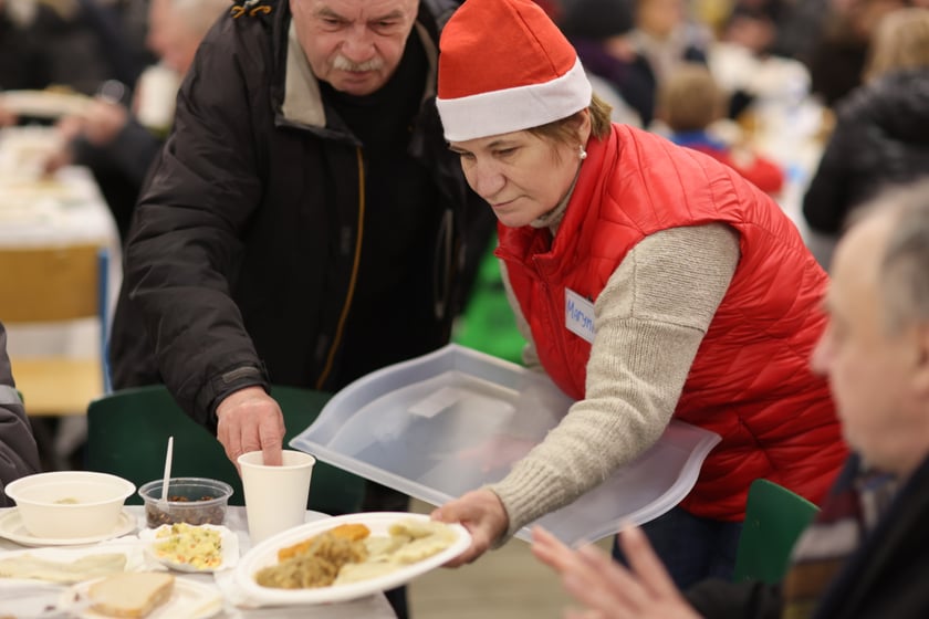 Na zdjęciu widać uczestników Wigilii Pełnej Ciepła w Czasoprzestrzen