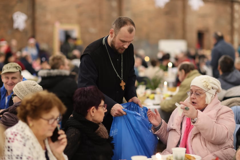 Na zdjęciu widać uczestników Wigilii Pełnej Ciepła w Czasoprzestrzen