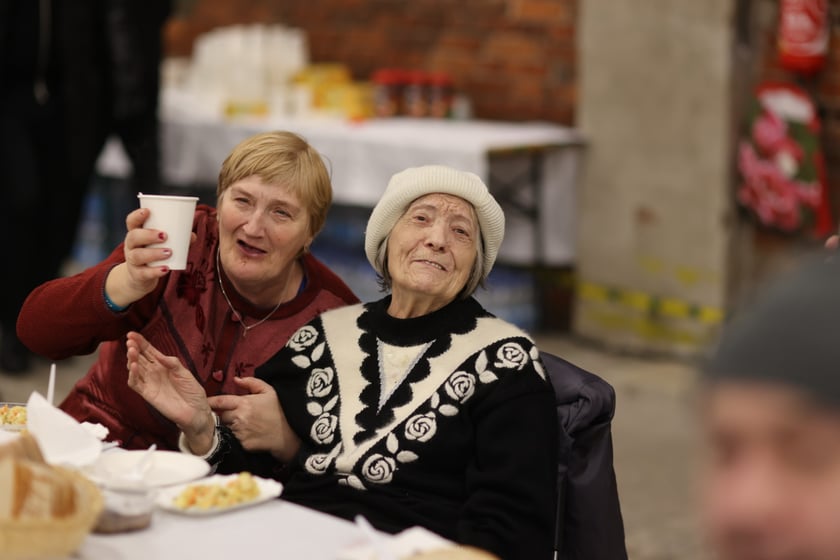 Na zdjęciu widać uczestników Wigilii Pełnej Ciepła w Czasoprzestrzen