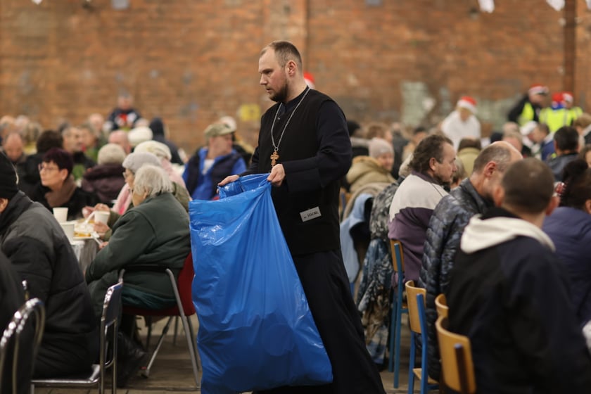 Na zdjęciu widać uczestników Wigilii Pełnej Ciepła w Czasoprzestrzen