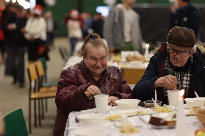 Na zdjęciu widać uczestników Wigilii Pełnej Ciepła w Czasoprzestrzen