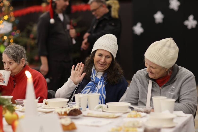 Na zdjęciu widać uczestników Wigilii Pełnej Ciepła w Czasoprzestrzen