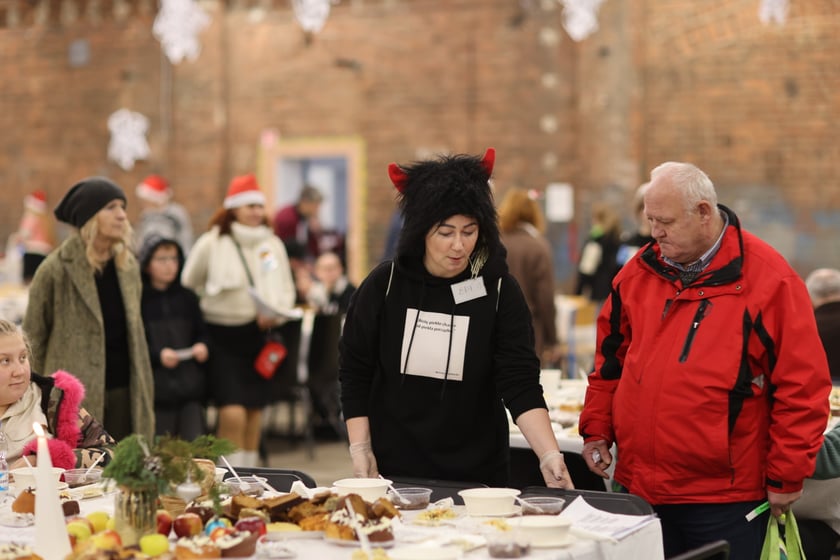 Na zdjęciu widać uczestników Wigilii Pełnej Ciepła w Czasoprzestrzen