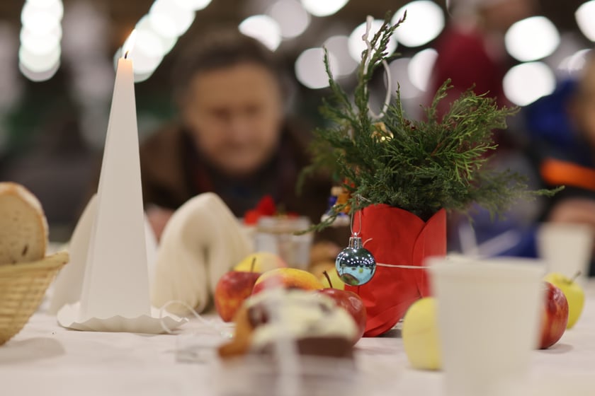 Na zdjęciu widać uczestników Wigilii Pełnej Ciepła w Czasoprzestrzen