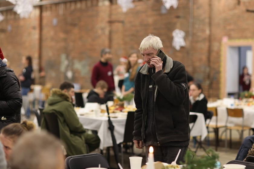 Na zdjęciu widać uczestników Wigilii Pełnej Ciepła w Czasoprzestrzen