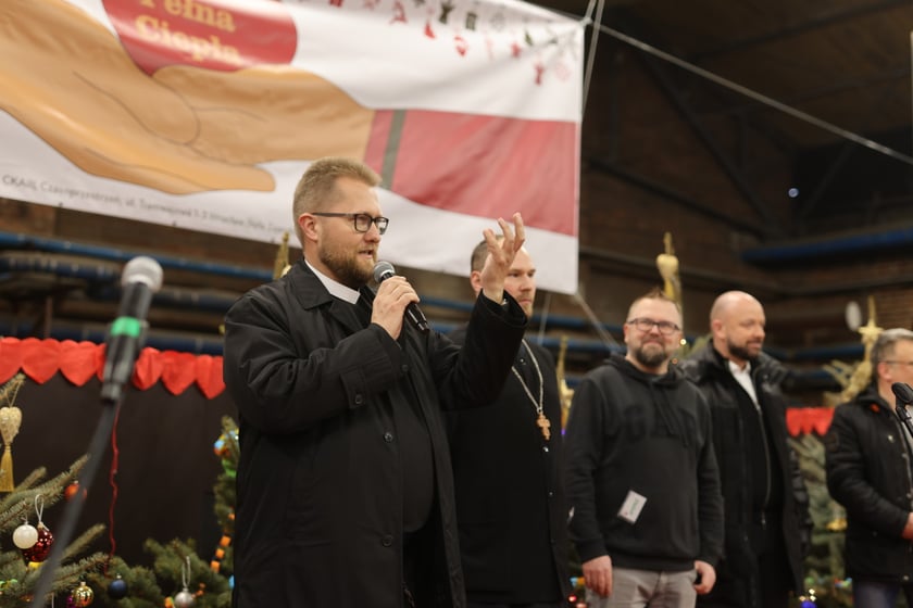 Na zdjęciu widać uczestników Wigilii Pełnej Ciepła w Czasoprzestrzen