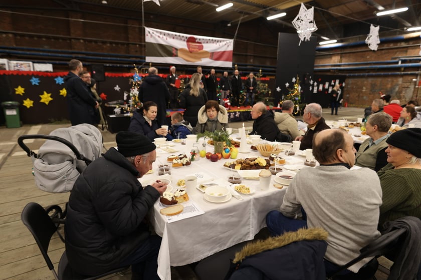 Na zdjęciu widać uczestników Wigilii Pełnej Ciepła w Czasoprzestrzen