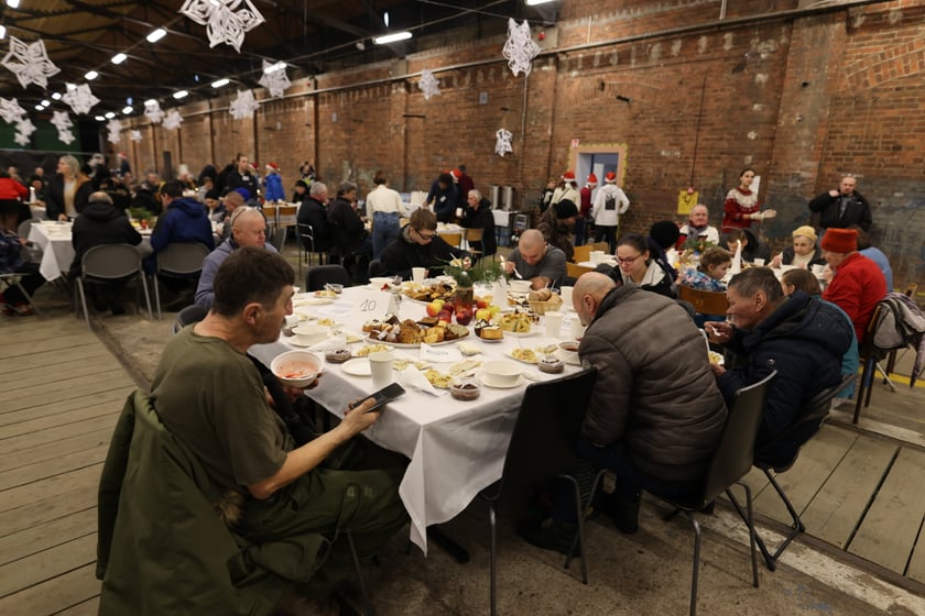 Na zdjęciu widać uczestników Wigilii Pełnej Ciepła w Czasoprzestrzen