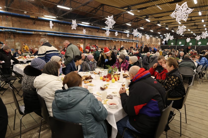 Na zdjęciu widać uczestników Wigilii Pełnej Ciepła w Czasoprzestrzen