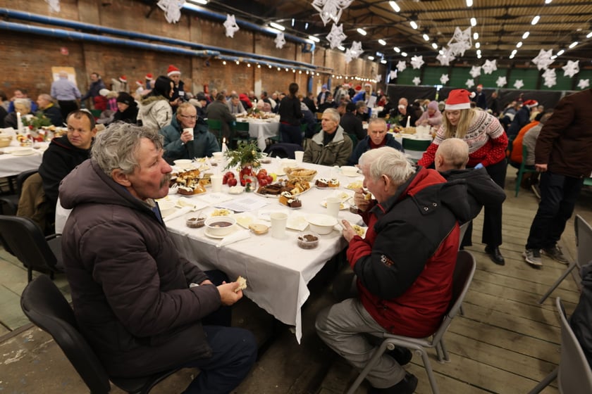 Na zdjęciu widać uczestników Wigilii Pełnej Ciepła w Czasoprzestrzen