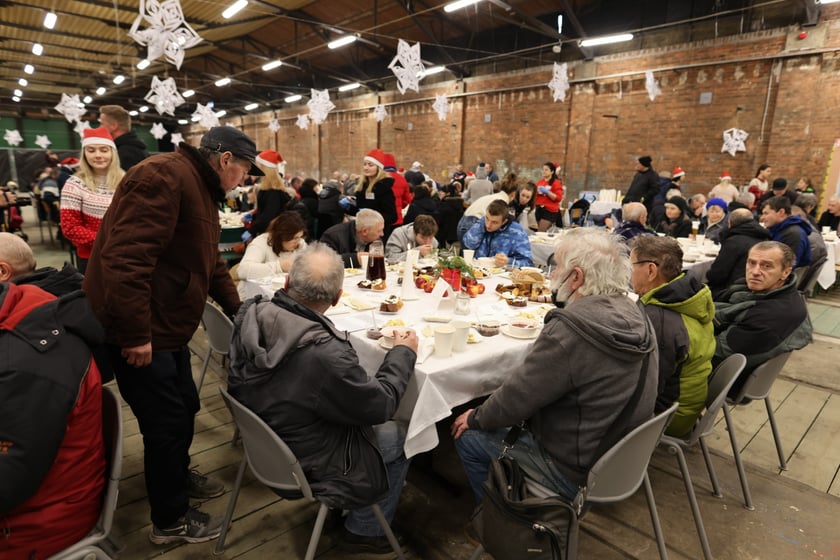 Na zdjęciu widać uczestników Wigilii Pełnej Ciepła w Czasoprzestrzen