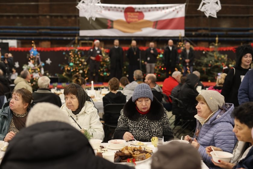 Na zdjęciu widać uczestników Wigilii Pełnej Ciepła w Czasoprzestrzen