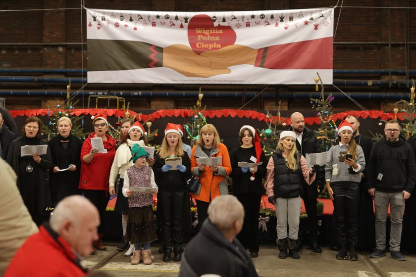 Na zdjęciu widać uczestników Wigilii Pełnej Ciepła w Czasoprzestrzen