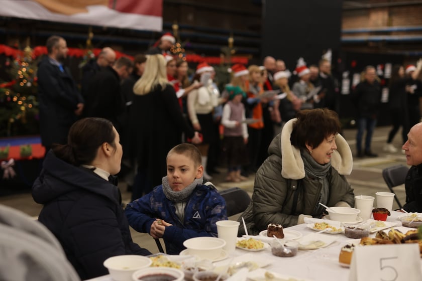 Na zdjęciu widać uczestników Wigilii Pełnej Ciepła w Czasoprzestrzen