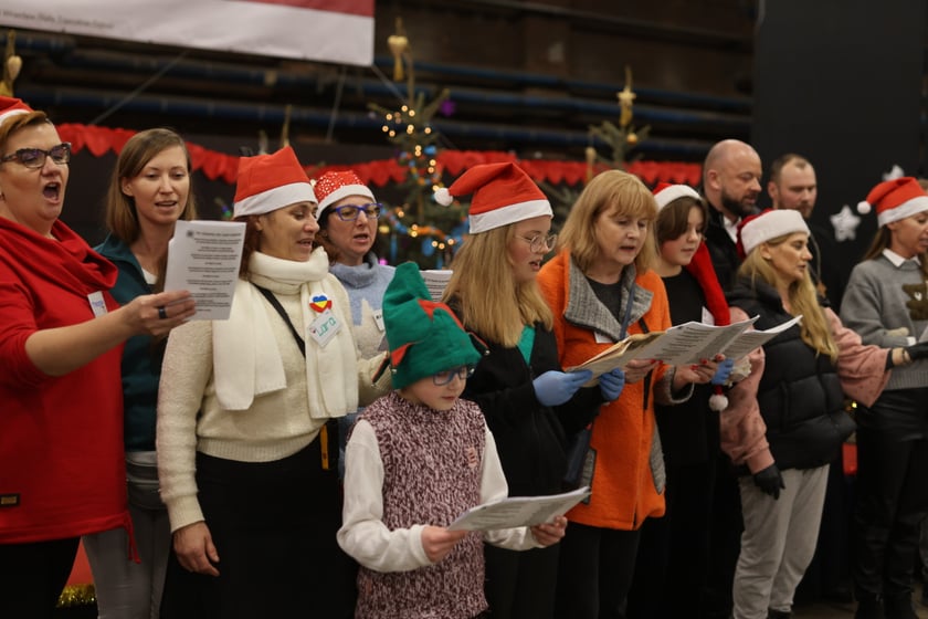 Na zdjęciu widać uczestników Wigilii Pełnej Ciepła w Czasoprzestrzen