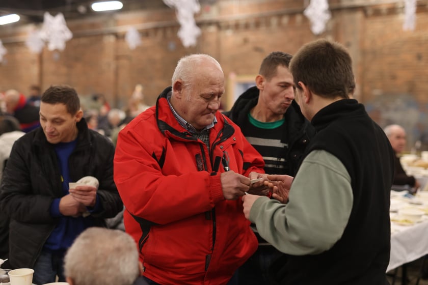 Na zdjęciu widać uczestników Wigilii Pełnej Ciepła w Czasoprzestrzen