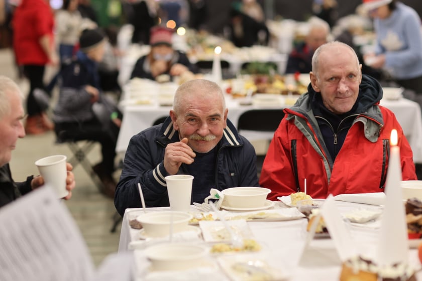 Na zdjęciu widać uczestników Wigilii Pełnej Ciepła w Czasoprzestrzen