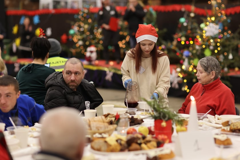 Na zdjęciu widać uczestników Wigilii Pełnej Ciepła w Czasoprzestrzen