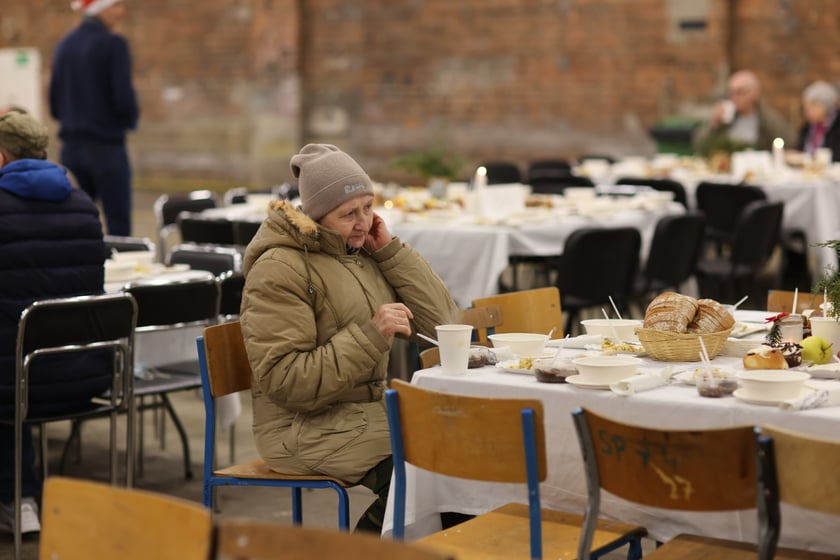 Na zdjęciu widać uczestników Wigilii Pełnej Ciepła w Czasoprzestrzen