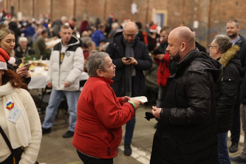 Na zdjęciu widać uczestników Wigilii Pełnej Ciepła w Czasoprzestrzen