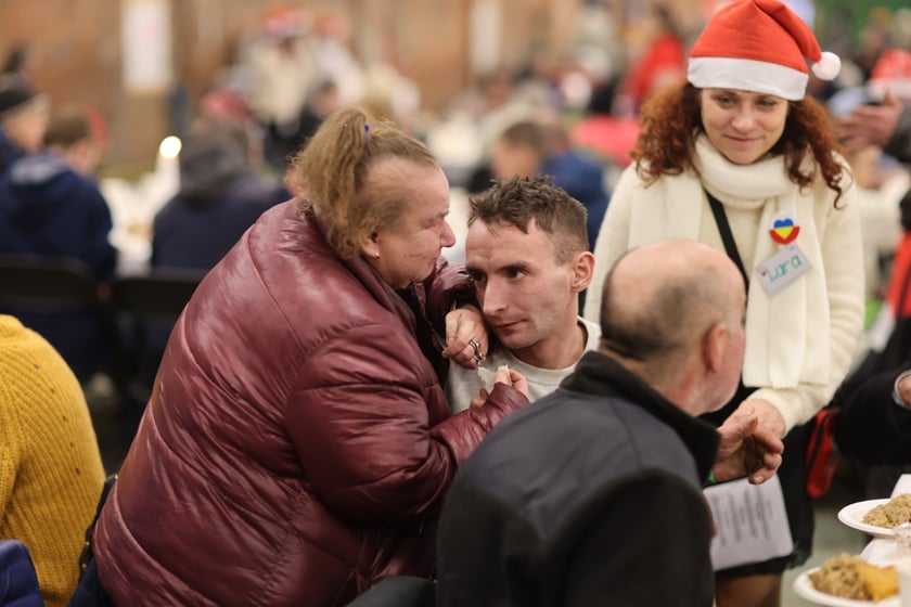 Na zdjęciu widać uczestników Wigilii Pełnej Ciepła w Czasoprzestrzen