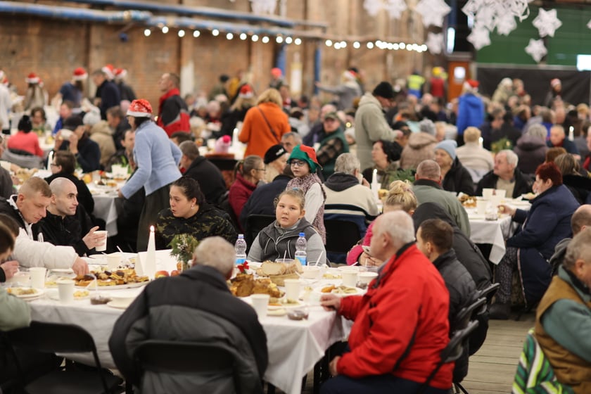 Na zdjęciu widać uczestników Wigilii Pełnej Ciepła w Czasoprzestrzen