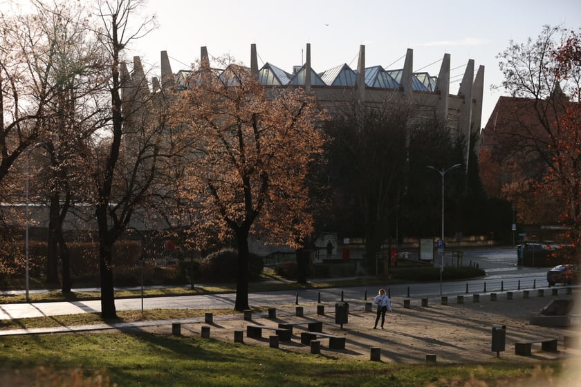 Spacerowicze podczas świąt we Wrocławiu. Okolice bulwarów i Ostrowa Tumskiego