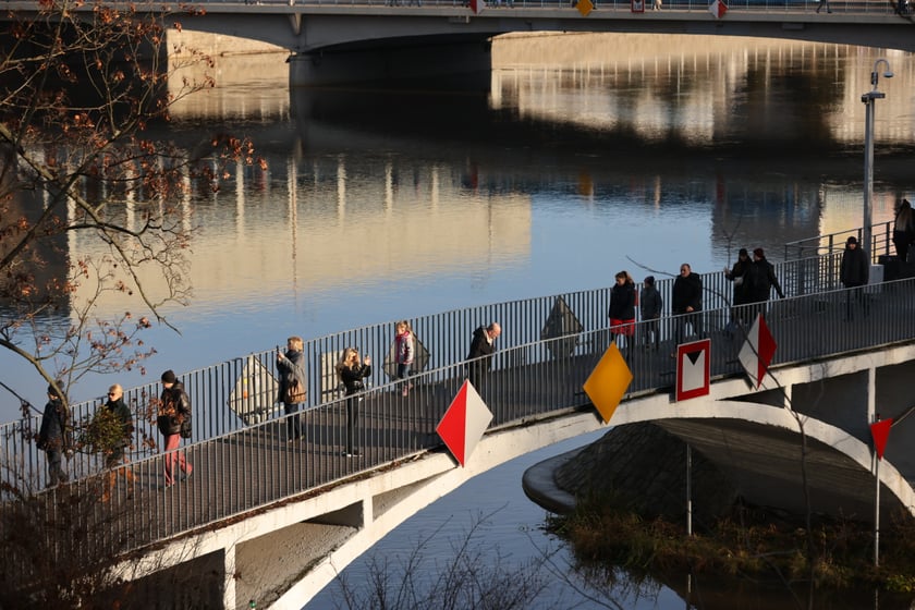 Spacerowicze podczas świąt we Wrocławiu. Okolice bulwarów i Ostrowa Tumskiego