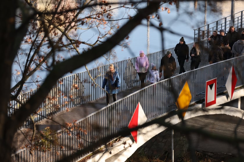 Spacerowicze podczas świąt we Wrocławiu. Okolice bulwarów i Ostrowa Tumskiego