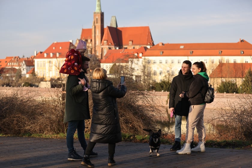 Spacerowicze podczas świąt we Wrocławiu. Okolice bulwarów i Ostrowa Tumskiego