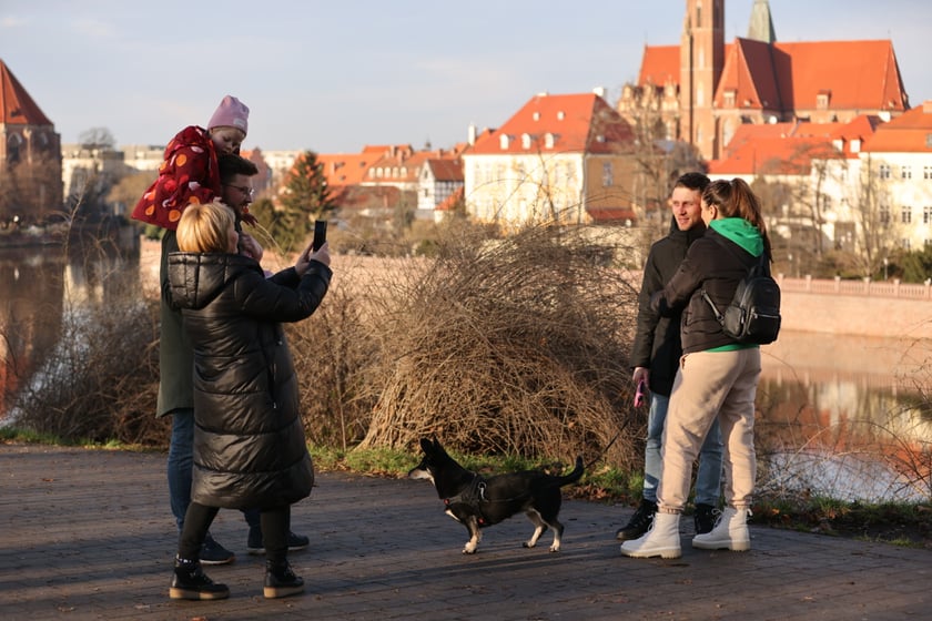 Spacerowicze podczas świąt we Wrocławiu.