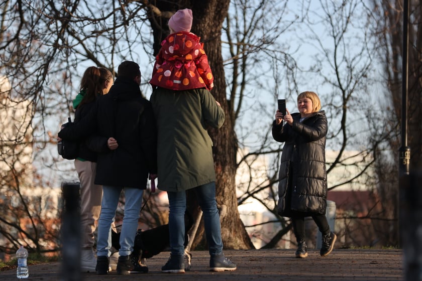 Spacerowicze podczas świąt we Wrocławiu. Okolice bulwarów i Ostrowa Tumskiego