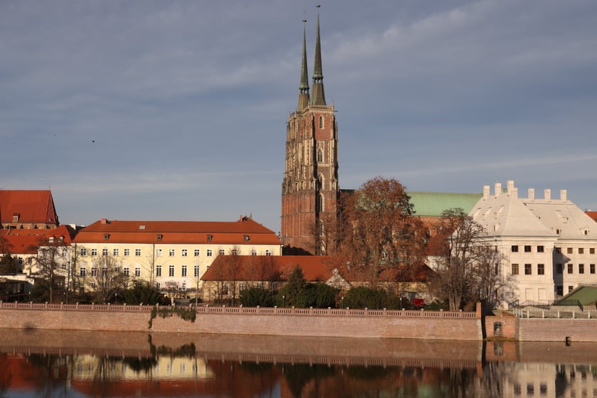 Spacerowicze podczas świąt we Wrocławiu. Okolice bulwarów i Ostrowa Tumskiego