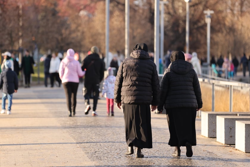 Spacerowicze podczas świąt we Wrocławiu. Okolice bulwarów i Ostrowa Tumskiego