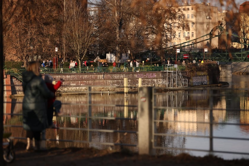 Spacerowicze podczas świąt we Wrocławiu. Okolice bulwarów i Ostrowa Tumskiego