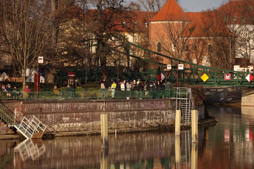 Spacerowicze podczas świąt we Wrocławiu. Okolice bulwarów i Ostrowa Tumskiego