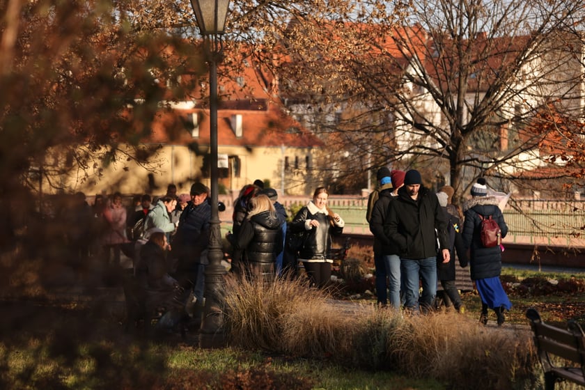 Spacerowicze podczas świąt we Wrocławiu. Okolice bulwarów i Ostrowa Tumskiego