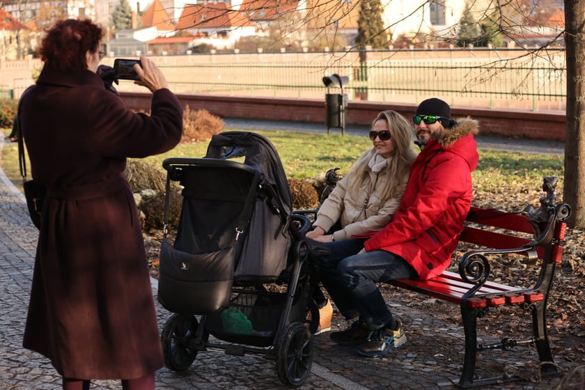 Spacerowicze podczas świąt we Wrocławiu. Okolice bulwarów i Ostrowa Tumskiego
