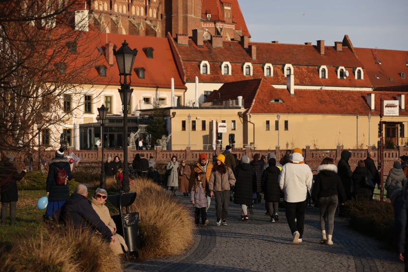 Spacerowicze podczas świąt we Wrocławiu. Okolice bulwarów i Ostrowa Tumskiego