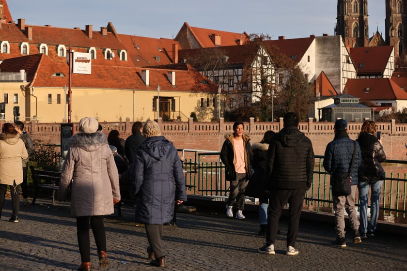 Spacerowicze podczas świąt we Wrocławiu. Okolice bulwarów i Ostrowa Tumskiego