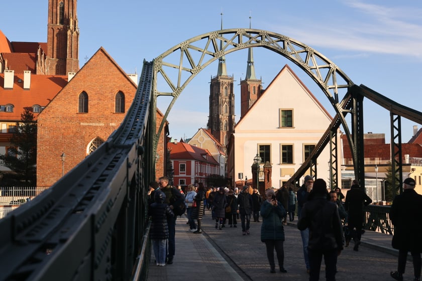 Spacerowicze podczas świąt we Wrocławiu. Okolice bulwarów i Ostrowa Tumskiego